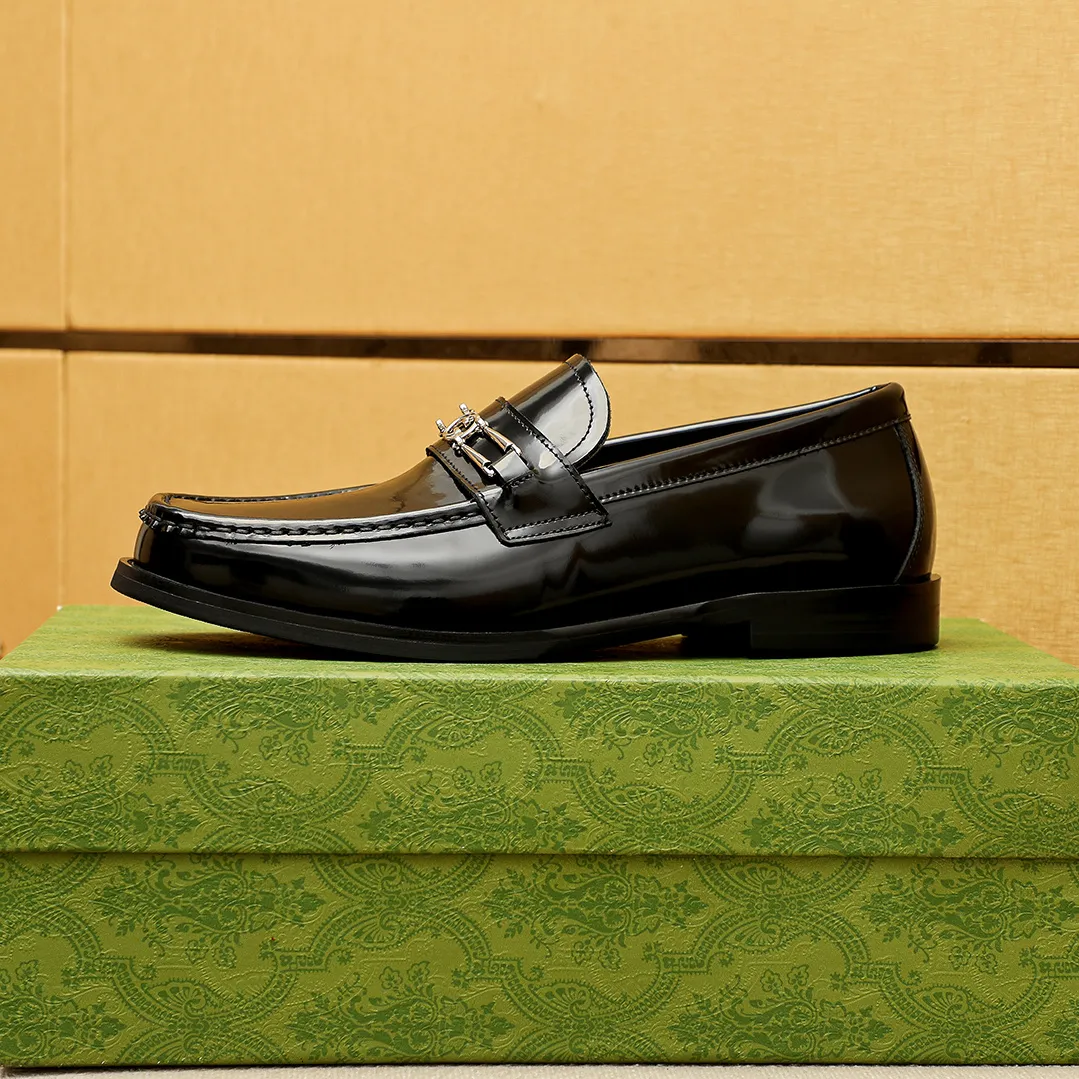 Men's shoes 💰480 💐 Product trademark: GUCCI "Gucci" casual leather shoes Regular size: 38-44 (45.46🉑️customized) Product materials: Selected imported first-layer open-edge beaded cowhide leather upper + luxury hardware buckle, imported water-dyed cowhide leather lining. Strong three-dimensional visual effect, original outsole color: 2 colors available